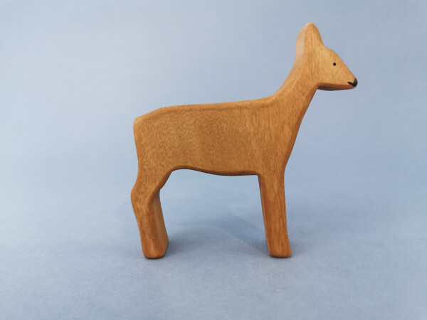 Sarna stojąca, 
drewniana figurka
rękodzieło z drewna,przedmiot z drewna,produkt z drewna, wyrób z drewna,drewniane