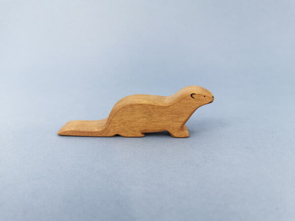 Obserwująca wydra, 
figurka drewniana
rękodzieło z drewna,przedmiot z drewna,produkt z drewna, wyrób z drewna,drewniane