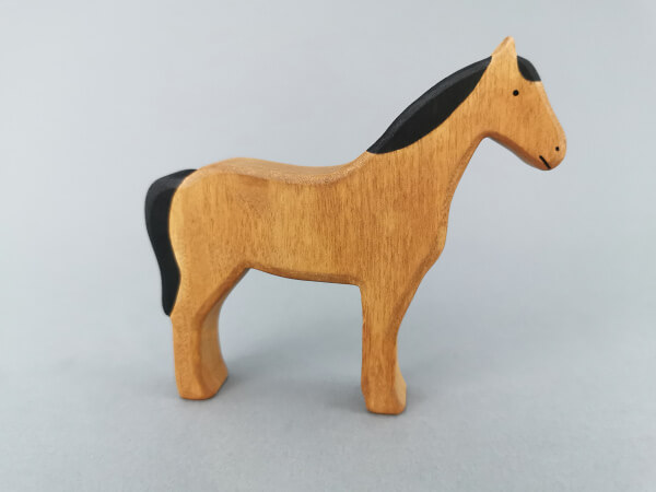 Koń z czarną grzywą, 
drewniana figurka
rękodzieło z drewna,przedmiot z drewna,produkt z drewna, wyrób z drewna,drewniane