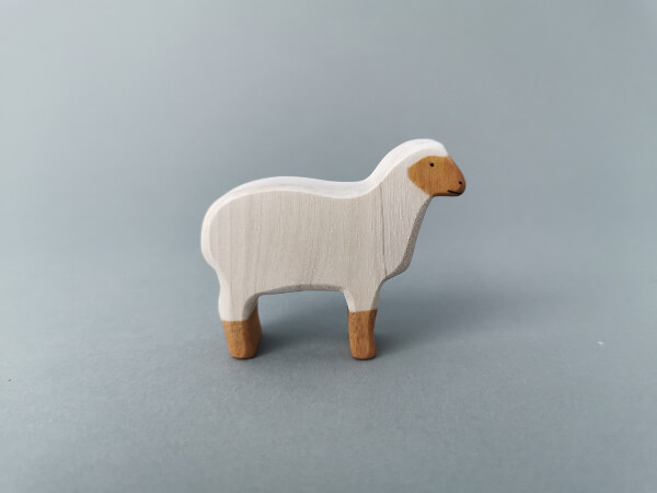 Owca biała, figurka 
drewniana
rękodzieło z drewna,przedmiot z drewna,produkt z drewna, wyrób z drewna,drewniane