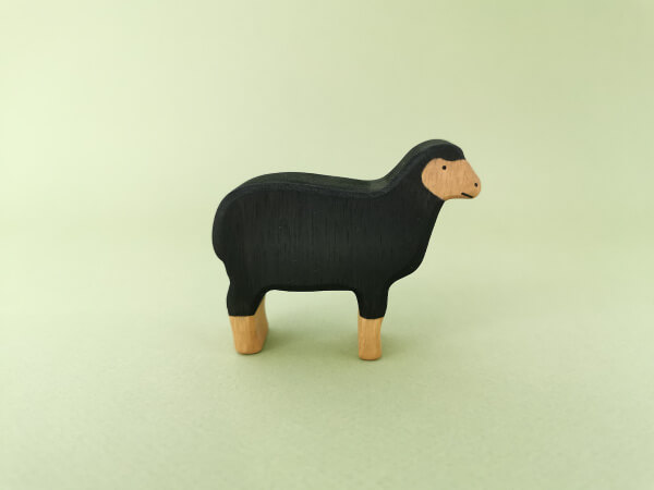 Owca czarna, drewniana 
figurka
rękodzieło z drewna,przedmiot z drewna,produkt z drewna, wyrób z drewna,drewniane