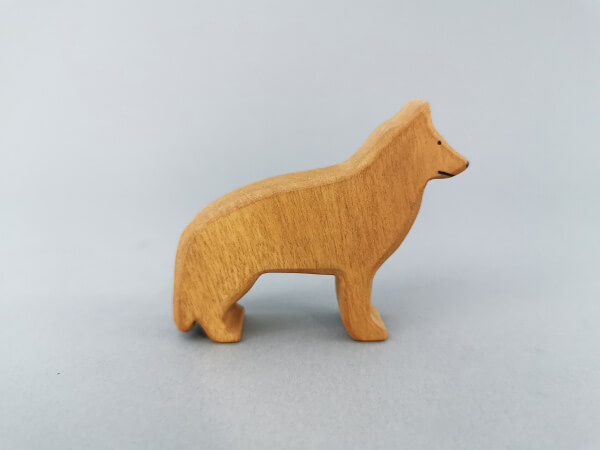 Pies, owczarek 
niemiecki, figurka z 
drewna
rękodzieło z drewna,przedmiot z drewna,produkt z drewna, wyrób z drewna,drewniane