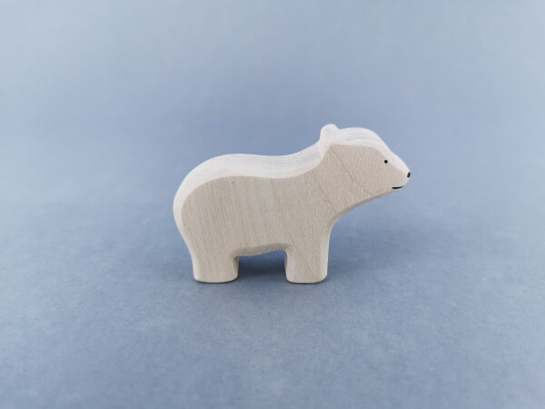 Niedźwiadek polarny, 
biały, figurka 
drewniana
rękodzieło z drewna,przedmiot z drewna,produkt z drewna, wyrób z drewna,drewniane